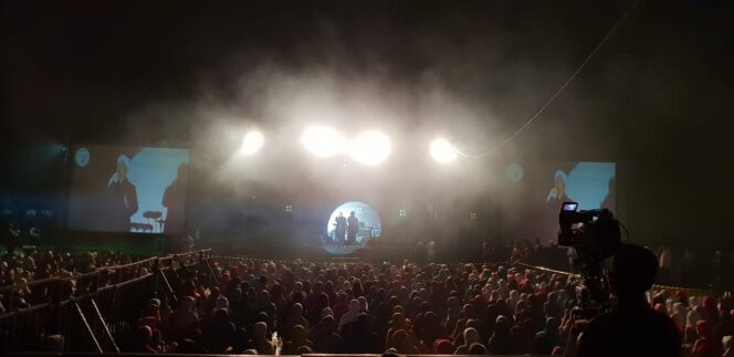 
Opick dan Debu Ajak Ribuan Warga Pasuruan Bershalawat