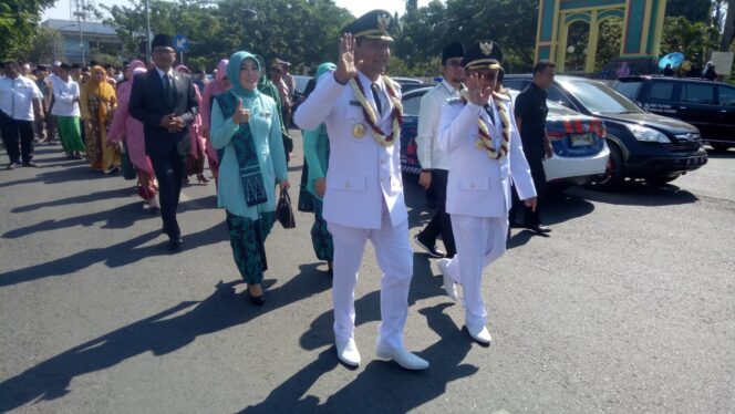 
Usai Resmi Dilantik, Duo Gus Diarak Warga dan Santri Menuju Pendopo Pasuruan