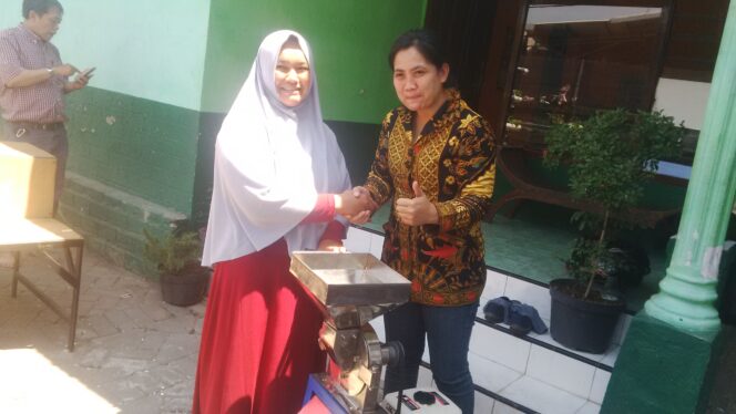 
Melalui Program Kemitraan Masyarakat, Unesa Dorong UKM Lebih Mandiri