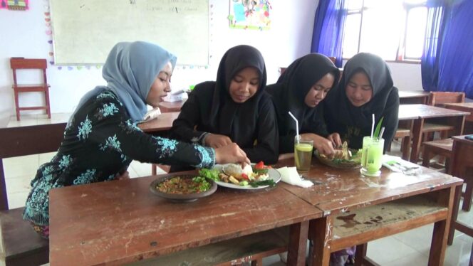 
Lezatnya Nasi Aron Masakan Khas Warga Lereng Gunung Bromo yang Menggugah Selera