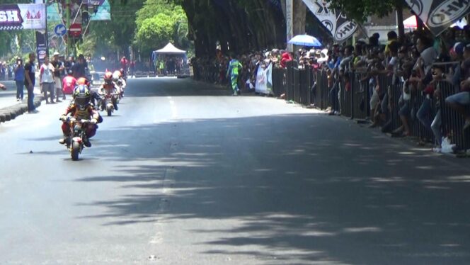 
Aksi Balap Motor GP Mini di Probolinggo, Lucu dan Seru