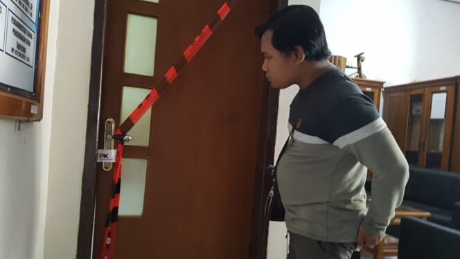 
Selain 4 Ruangan, Dinas Koperasi dan Usaha Mikro Kota Pasuruan Juga Ikut Disegel