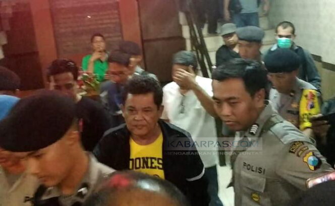 
Usai 11 Jam Diperiksa, Wali Kota Pasuruan Dibawa KPK ke Jakarta
