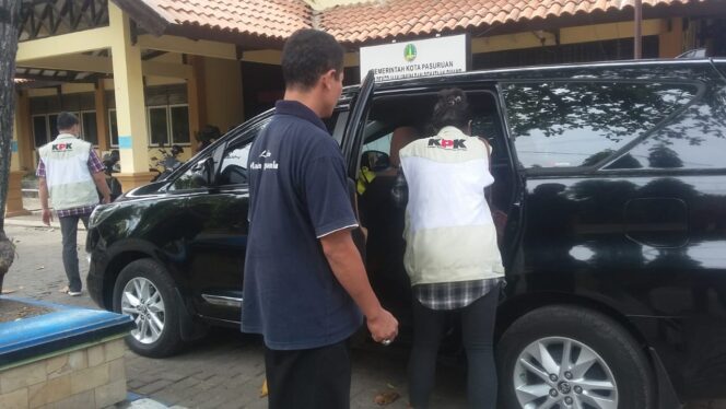 
Selama 9 Jam KPK Geledah Sejumlah Tempat di Pasuruan