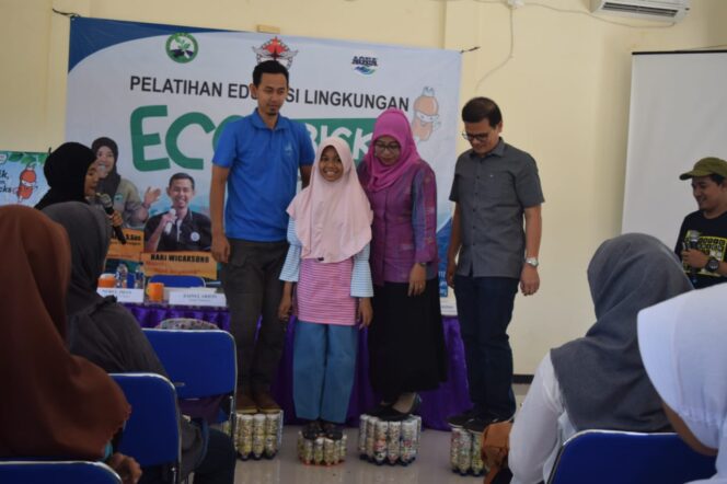 
Komunitas Patas Kolaborasi dengan Aqua Pabrik Keboncandi Gelar Pelatihan Ecobricks
