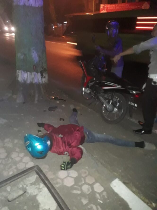 
Diduga Ngantuk, Pemotor Asal Situbondo Tewas Usai Tabrak Pohon