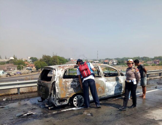 
Mobil Innova Ditumpangi Dua Warga Jepang Terbakar di Tol Gempol-Pasuruan