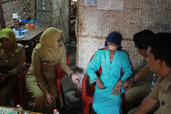 
Dikunjungi Bupati Tantri, Mbah Sumo Dirujuk ke RSUD Waluyo Jati Kraksaan