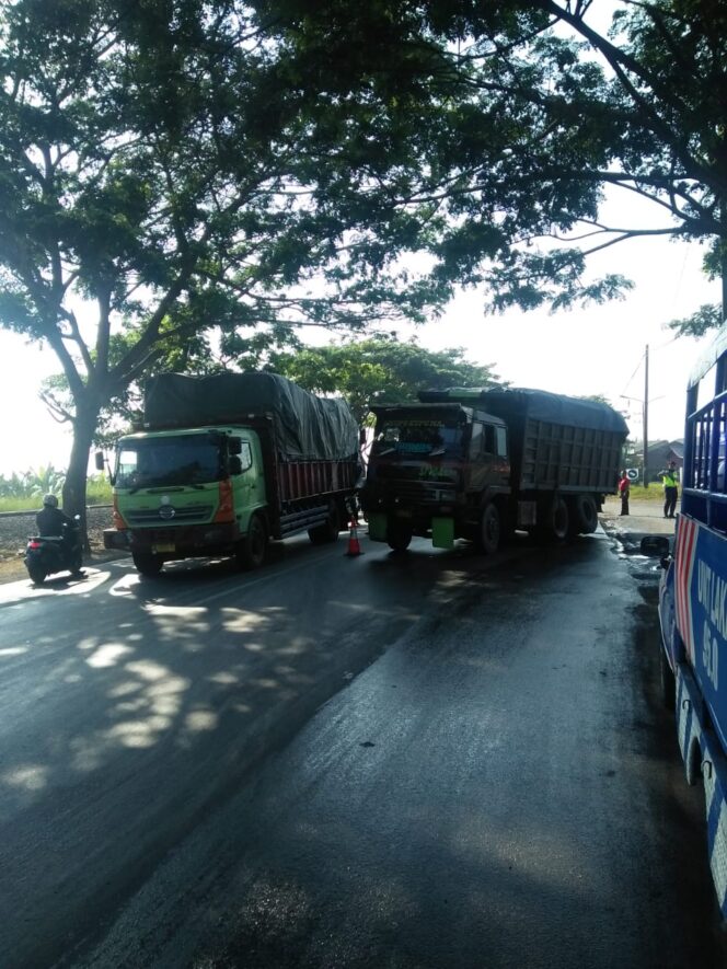 
Akibat Kelebihan Muatan, Truk muat Pasir Macet di Tengah Jalan