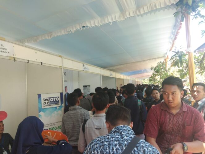 
Hanya Sehari Dibuka, Ribuan Pelamar Kerja Serbu Job Fair di BLK Pandaan