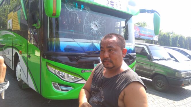 
Bus Suporter Persekabpas Dilempari Batu, Polisi Segera Usut Tuntas Pelakunya