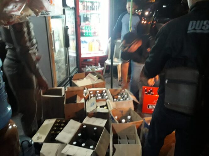 
Satpol PP Pasuruan Amankan Puluhan Botol Miras dari Sejumlah Toko