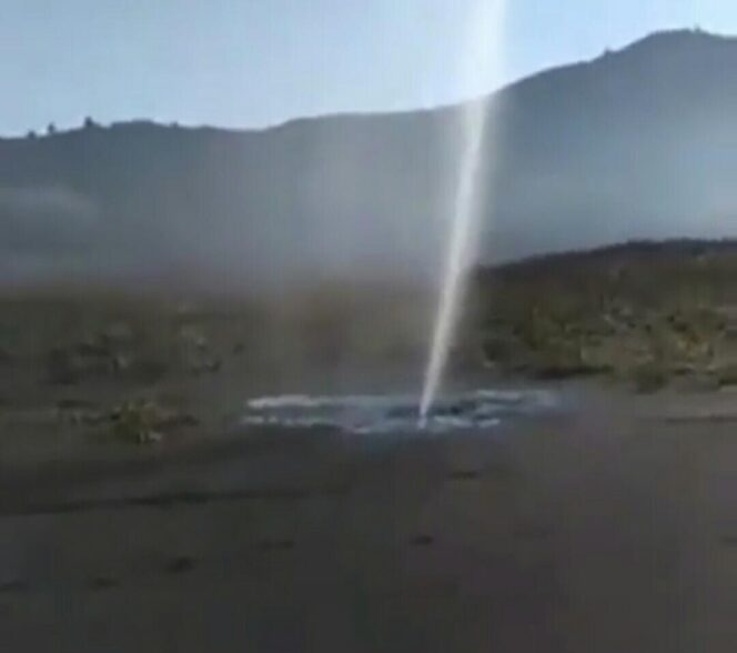 
Viral, Video Lautan Pasir Semburkan Air hingga Ketinggian 3 Meter