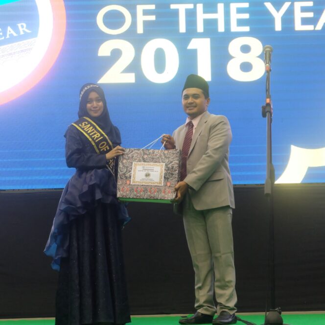 
Veve Zulfikar Raih Penghargaan Santri of The Year 2018 Dari INC