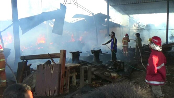 
Gudang Penyimpanan Kayu dan Mebel di Probolinggo Ludes Terbakar