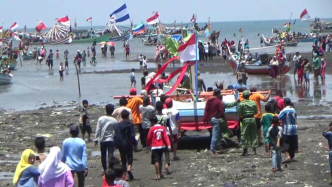 
Syukuri Hasil Tangkapan Ikan, Warga Pesisir Probolinggo Gelar Petik Laut