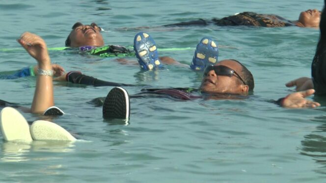 
Dengan Terapi Mengapung di Air Laut Bisa Bikin Percaya Diri dan Segarkan Otak 