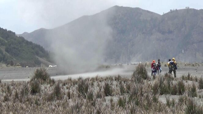
Asyiknya Main Tornado di Lautan Pasir Bromo