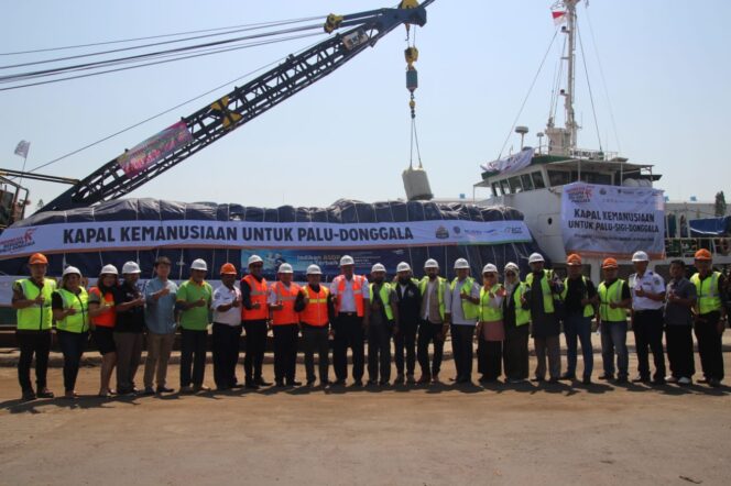 
Kapal Kemanusiaan Antarkan 1.000 Ton Bantuan untuk Palu dan Donggala