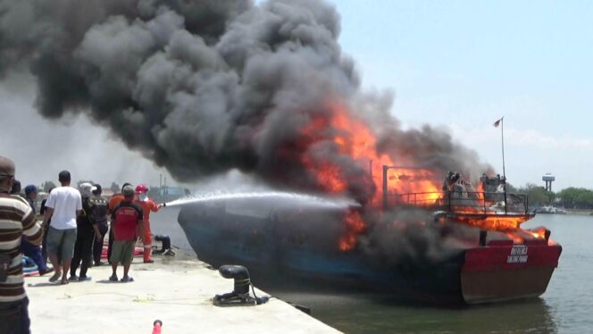 
Kapal Motor Ludes Terbakar di Pelabuhan Mayangan Probolinggo