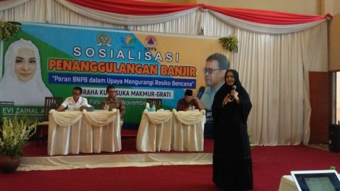 
Gandeng BNPB, Caleg Cantik Evi Zainal Berikan Sosialisasi Pencegahan Banjir ke Masyarakat