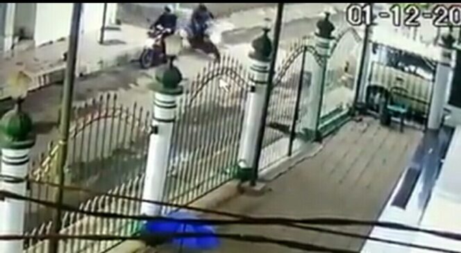 
Aksi Pencurian di Gadingrejo Terekam CCTV, Pelaku Bawa Kabur Motor Saat Panasi Mesin