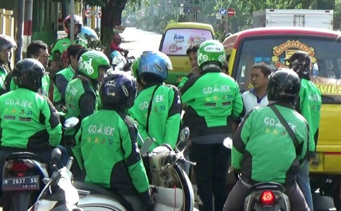 
Rebutan Penumpang, Ojek Online di Probolinggo Kejar Sopir Angkot