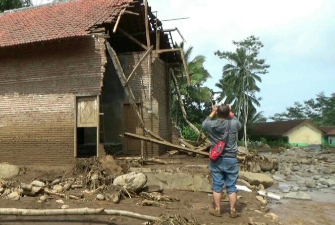 
Banjir Bandang di Probolinggo, Belasan Rumah Rusak dan Dua Orang Hilang