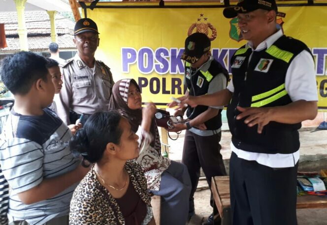 
Polres Probolinggo Terus Pantau Kesehatan Korban Banjir Bandang dan Tanah Longsor di Tiris