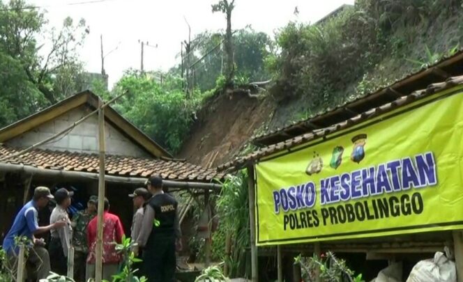 
Polres Probolinggo Gelar Bhakti Sosial untuk Korban Tanah Longsor