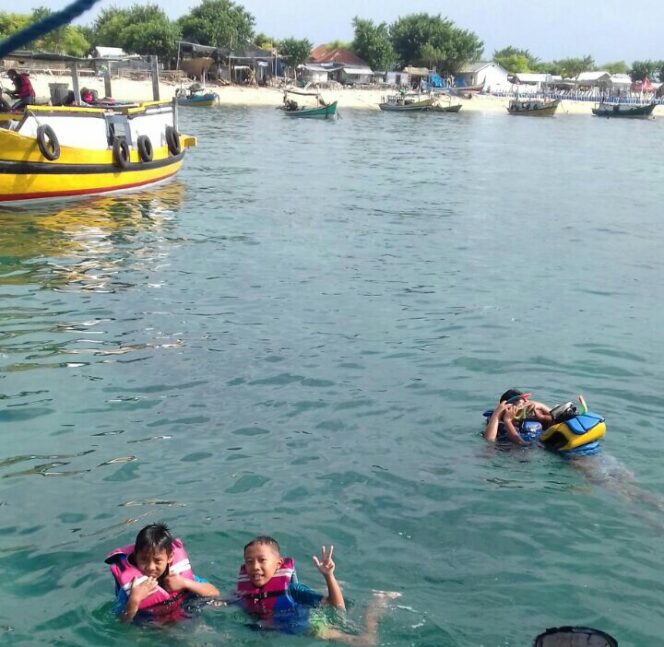 
Libur Nataru, Wisata Snorkeling Gili Ketapang Ramai Pengunjung