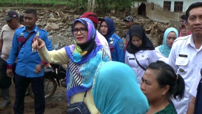 
Bupati Cantik Ini Langsung Marah Melihat Anak Buahnya Lambat Tangani Bencana