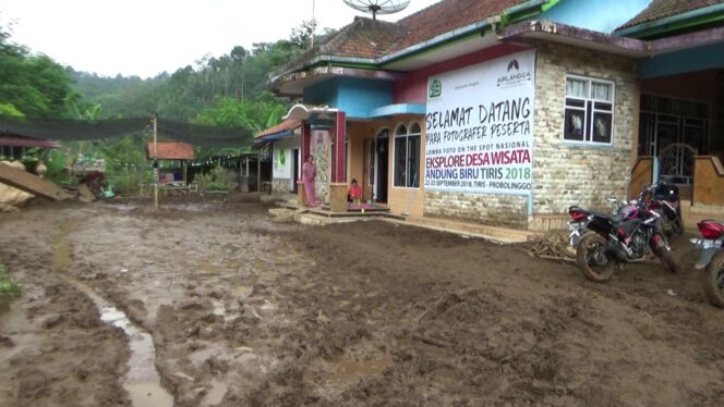 
Banjir Bandang dan Tanah Longsor Lumpuhkan Wisata Tiris