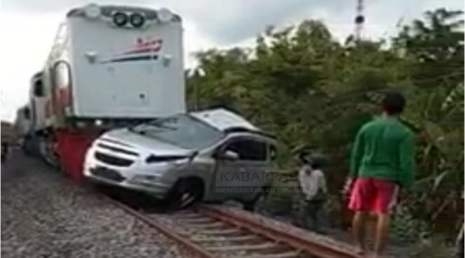 
Mobil yang Ditumpangi Keluarga Ponpes Kramat Ditabrak Kereta