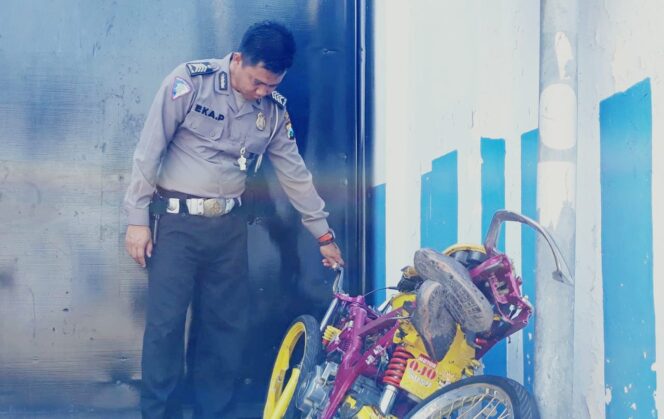 
Pemotor Tewas Tertabrak Truk di Pasuruan