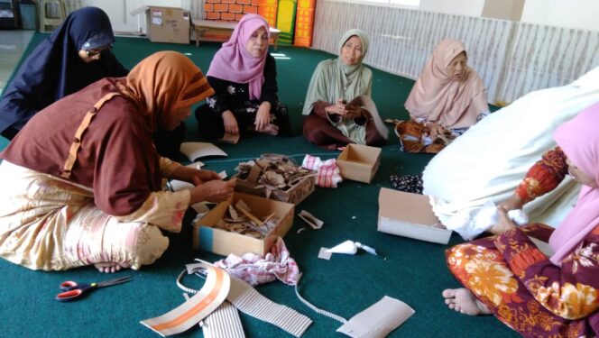 
Di Tangan Para Janda Pasuruan, Limbah Kardus Disulap Menjadi Barang Bernilai Jual 