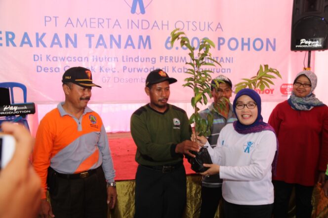 
Jaga Kelestarian Lingkungan, PT Amerta Indah Otsuka Tanam 6000 Pohon di Lereng Gunung Bromo