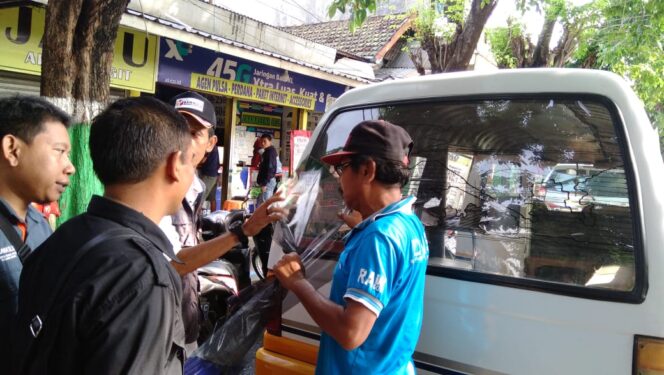 
Bawaslu Kabupaten Pasuruan Tertibkan Belasan APK yang Ditempel di MPU dan Pohon