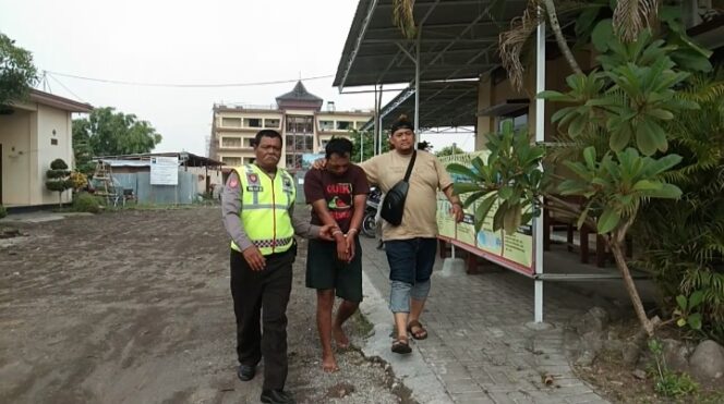 
Curi HP di RSUD Bangil, Pria Ini Dihajar Massa hingga Nyonyor