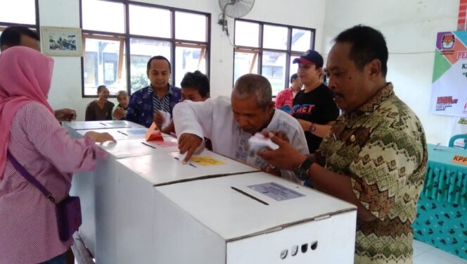 
KPU Pasuruan Gelar Simulasi Cara Nyoblos untuk Disabilitas 