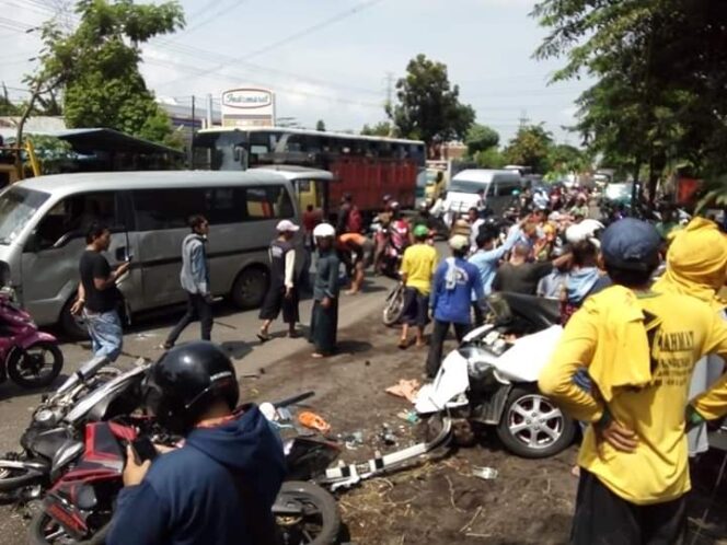 
Turis Asal Australia Terlibat Laka Beruntun di Jalur Pantura Pasuruan