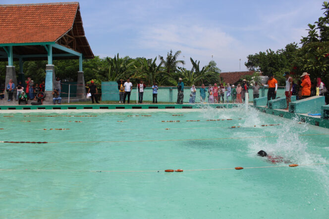 
Ratusan Atlet Renang Probolinggo Ramaikan Lomba Renang Limit Time