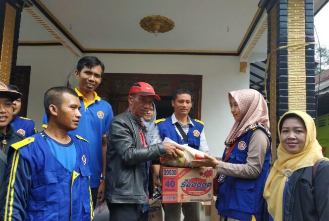 
Karang Taruna Kabupaten Probolinggo Serahkan Bantuan Logistik untuk Korban Banjir Bandang Tiris