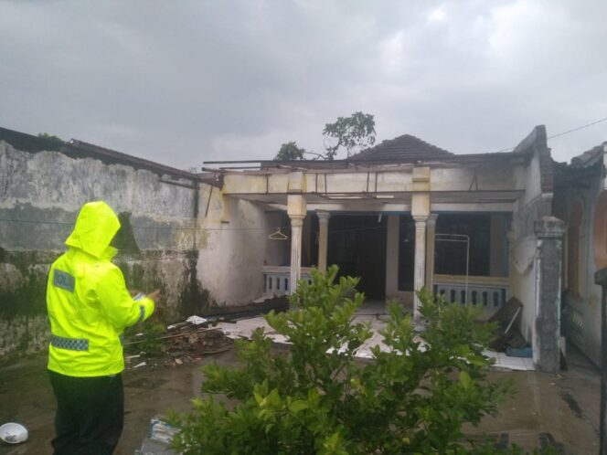 
Disapu Angin Puting Beliung, Puluhan Rumah di Sidoarjo Rusak