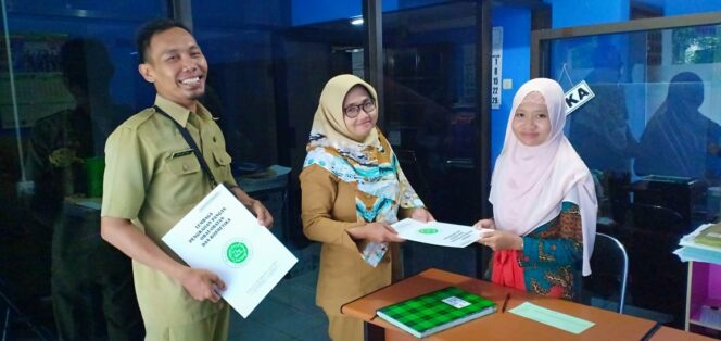 
Rumah Potong Hewan di Dua Kecamatan yang Ada di Kabupaten Probolinggo Terima Sertifikat Halal
