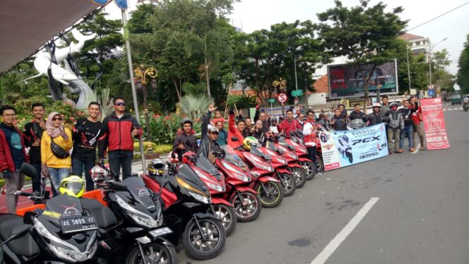 
Ratusan Konsumen dan Komunitas Honda PCX Ikuti Turing Wisata PCX Day Jatim