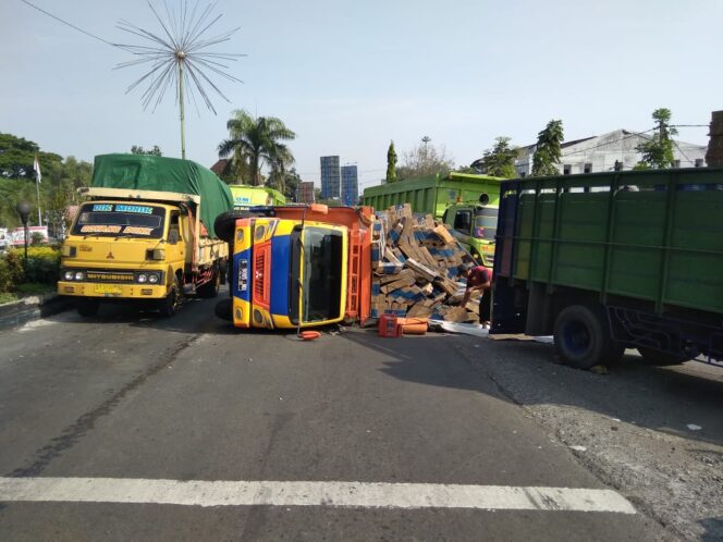 
Truk Muatan Kardus Terguling di Simpang Empat Keris Pandaan