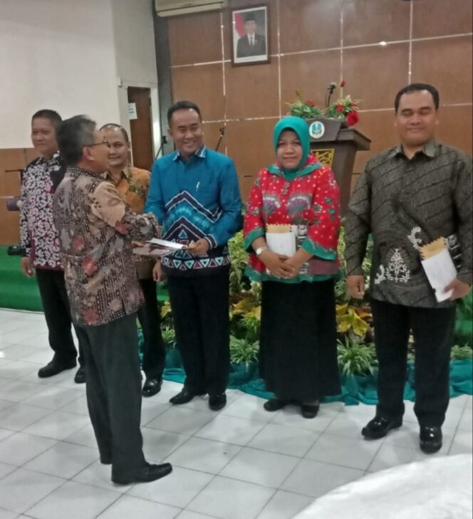 
Camat Sumberasih Raih Juara III Lomba Sinergitas Kinerja Kecamatan Tingkat Jatim