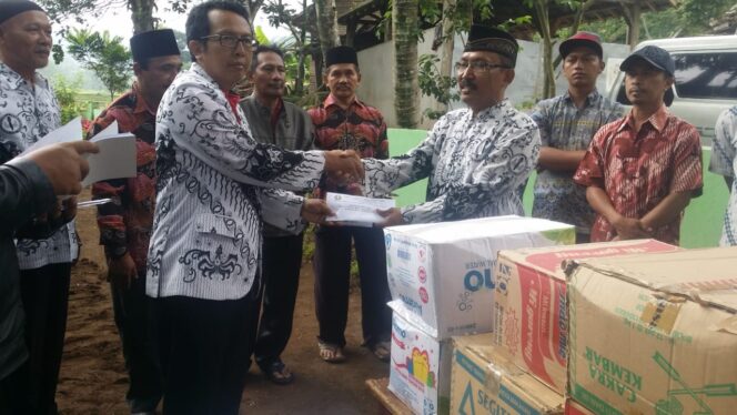 
PGRI Probolinggo Berikan Bantuan Logistik untuk Korban Banjir Bandang Tiris