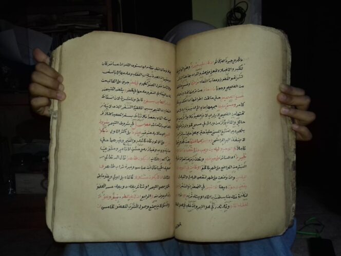 
Wow, Warga Manikrejo Ini Memiliki Kitab Kuno Diduga Berusia Hampir Ratusan Tahun